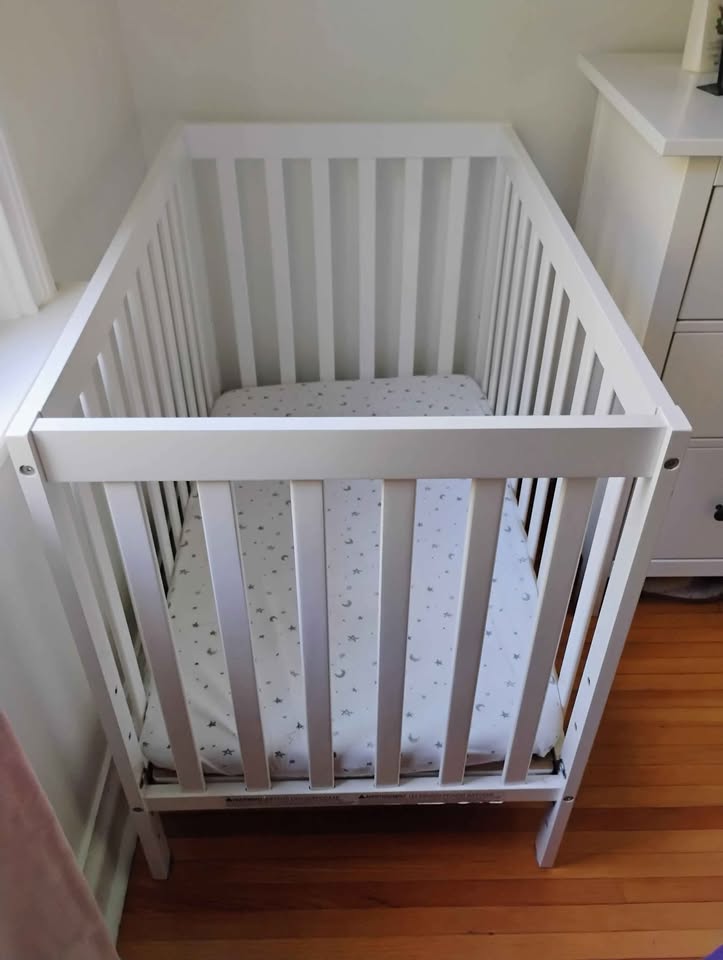 Mini crib with mattress and sheets - photo 2