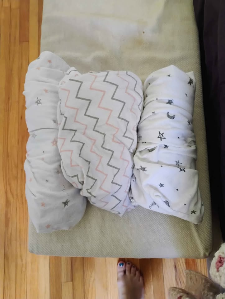 Mini crib with mattress and sheets - photo 5
