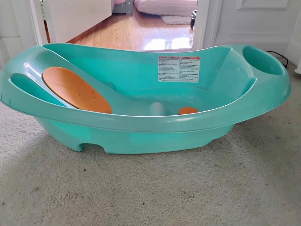 Baby bath tub with newborn attachment