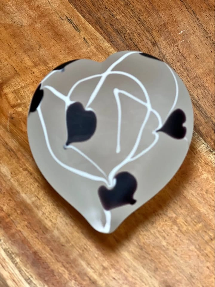 Heart Shaped Art Glass Paperweight - Hanging Hearts & Vines