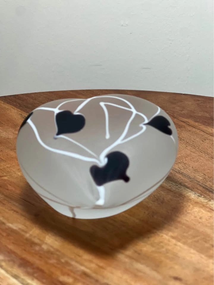 Heart Shaped Art Glass Paperweight - Hanging Hearts & Vines - photo 2