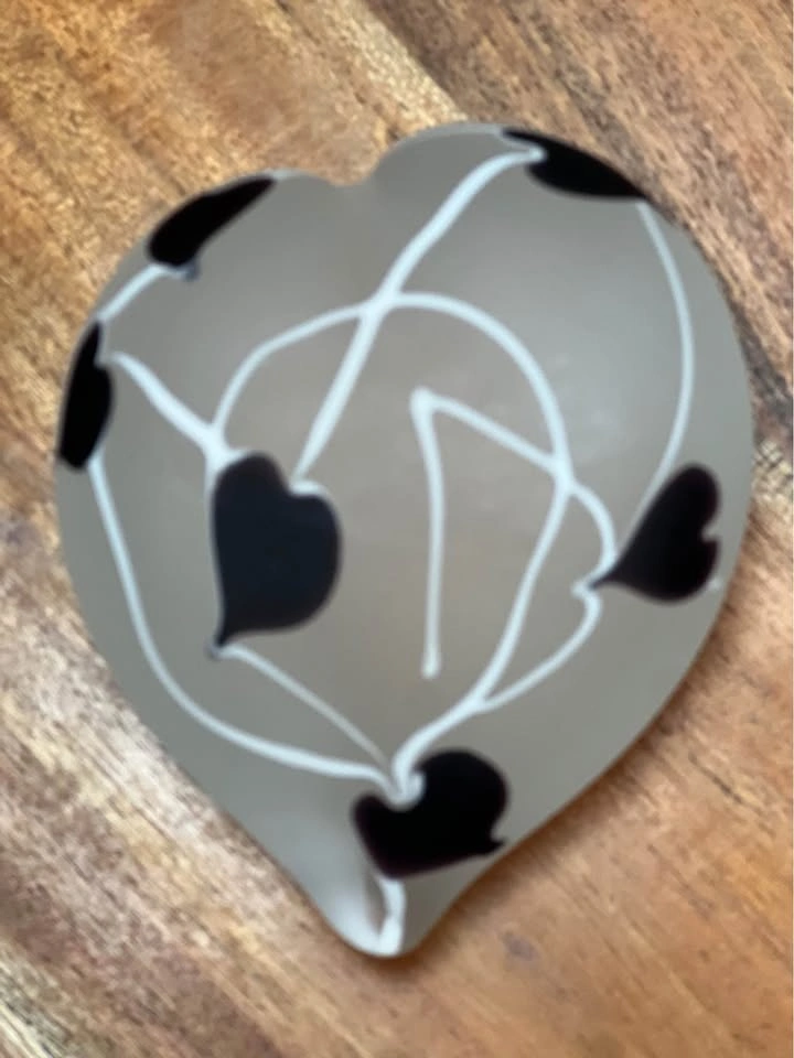 Heart Shaped Art Glass Paperweight - Hanging Hearts & Vines - photo 5