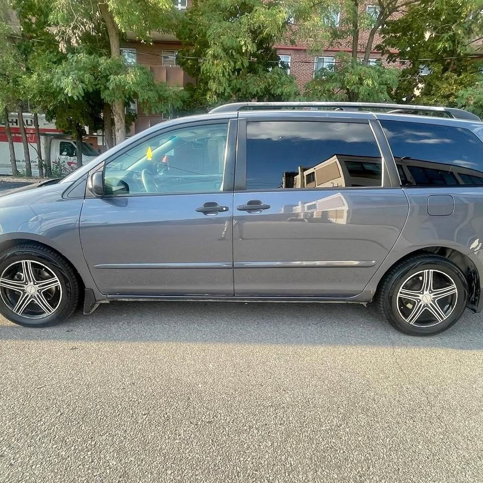2009 Toyota Sienna With Safety