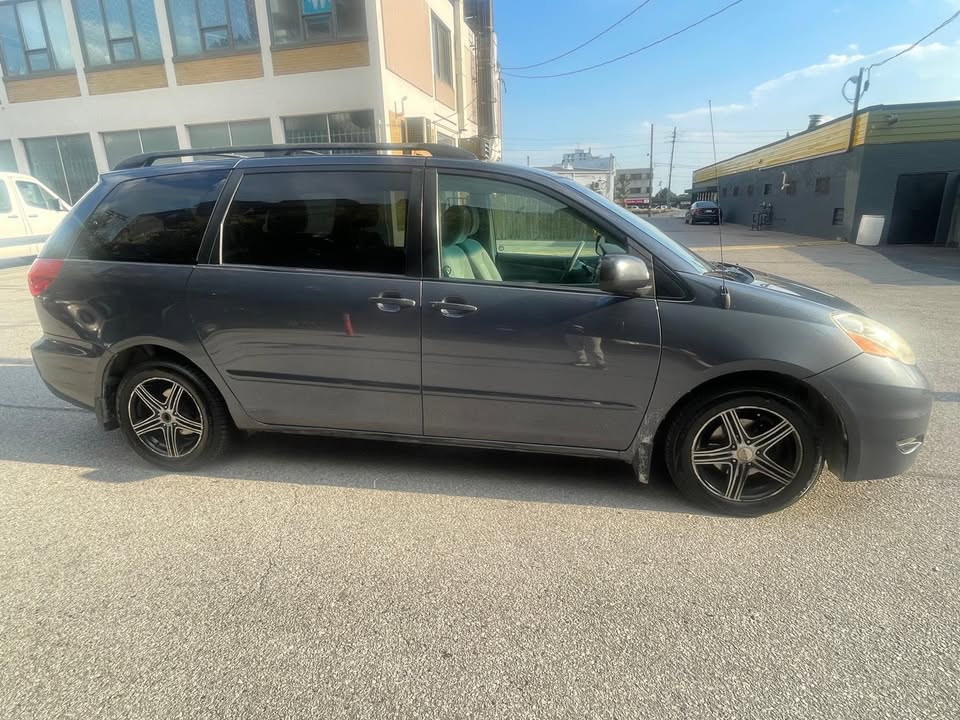 2009 Toyota Sienna With Safety - photo 3