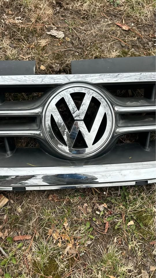 2009-2014 VW Routan Front Radiator Grille OEM - photo 2
