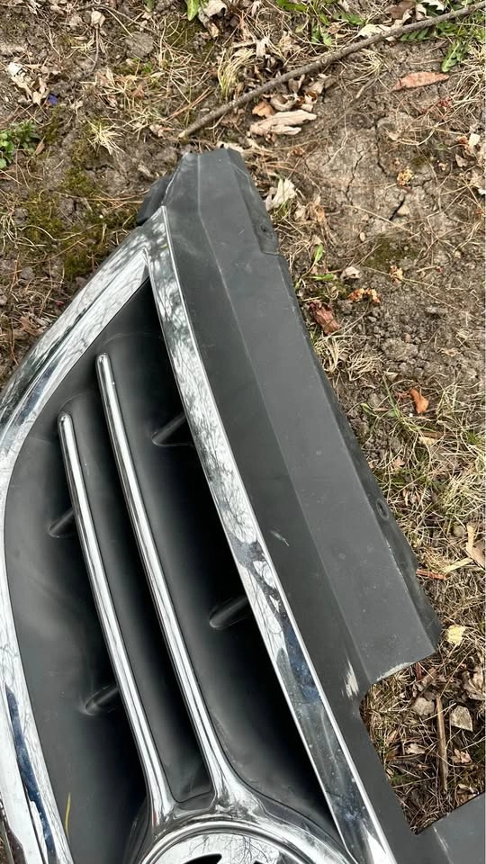 2009-2014 VW Routan Front Radiator Grille OEM - photo 4