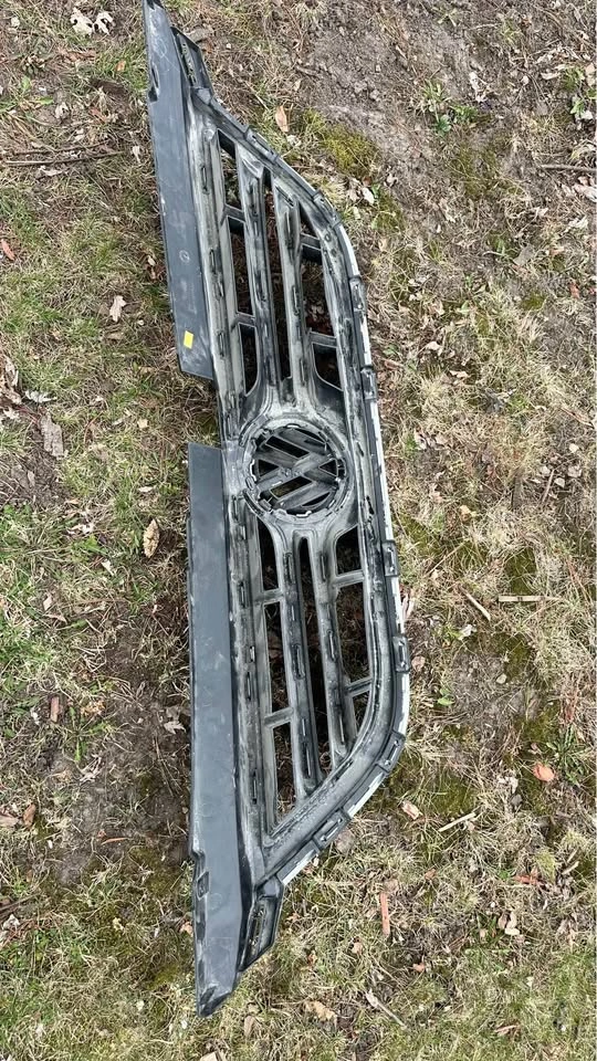 2009-2014 VW Routan Front Radiator Grille OEM - photo 5