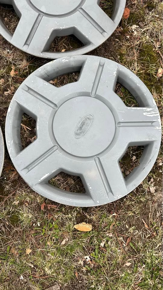 OEM Ford Windstar 15" Hubcaps Wheel Covers Set of 4 (2001-2003) - photo 4