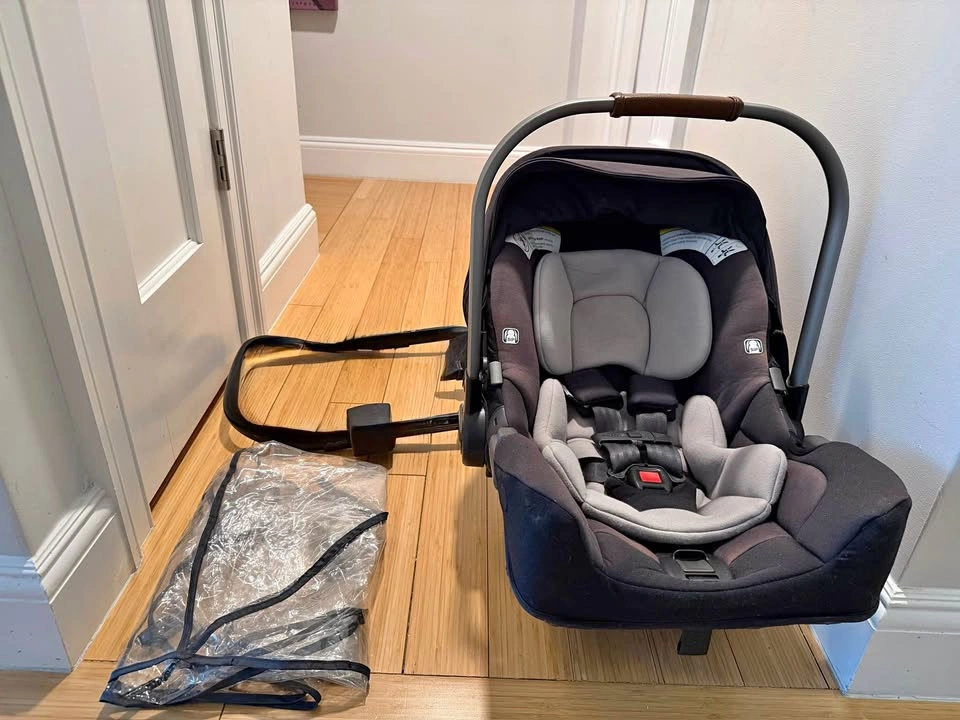 Nuna PIPA rx Infant Car Seat in Caviar (Black)