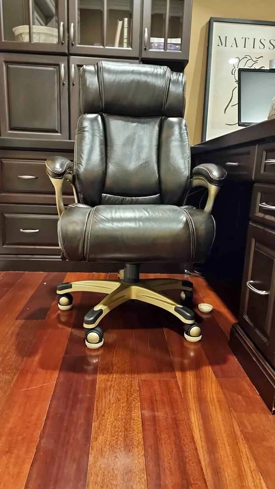 Swivelling office chair (read description)