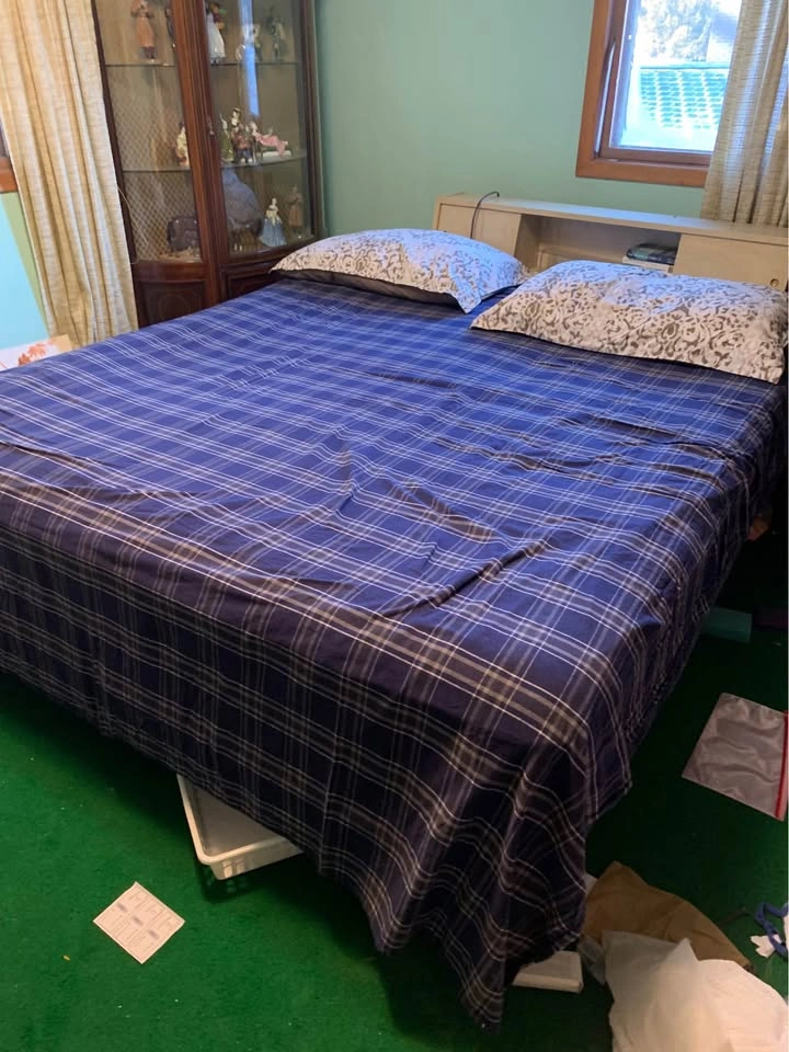 3-year old King mattress, box springs, legs - photo 2