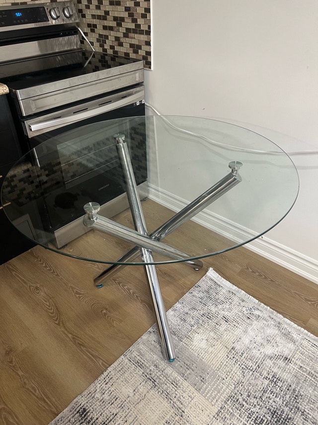DINNER TABLE WITH 4 Chairs