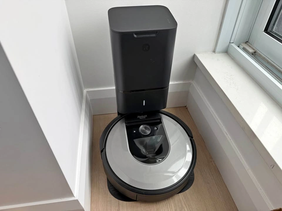 iRobot Roomba i8+ Self-Emptying Robot Vacuum