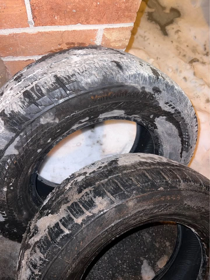 235/65R16 Continental All Season Tires - Pair - photo 4