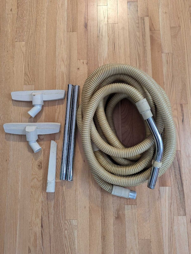 2 Central vacuums with hoses