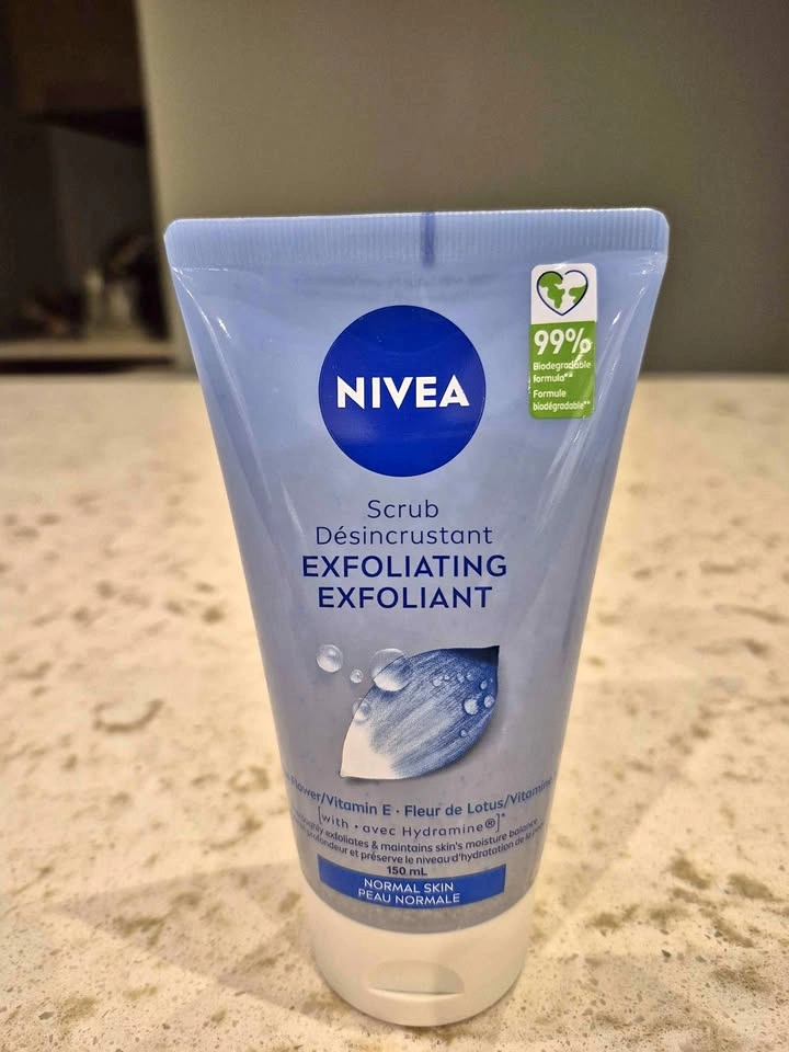 Nivea Exfoliating Scrub Flower Vitamin E Normal Skin 150 mL