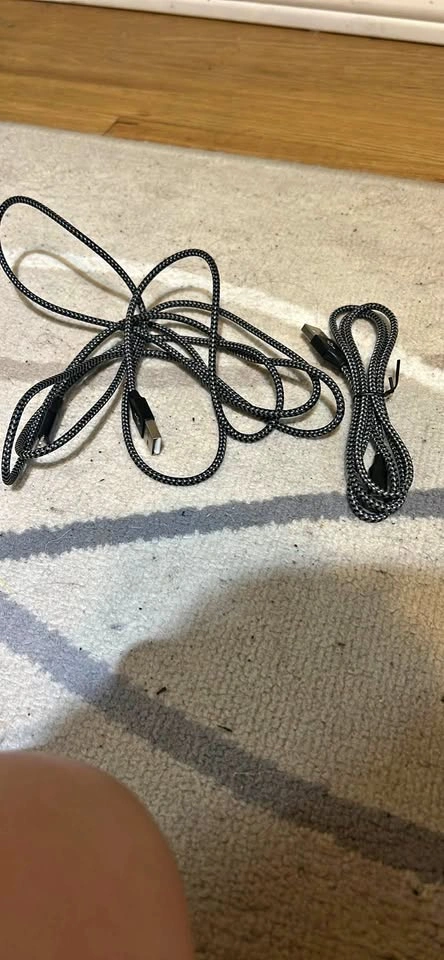 2 charging cables Type A to lightning