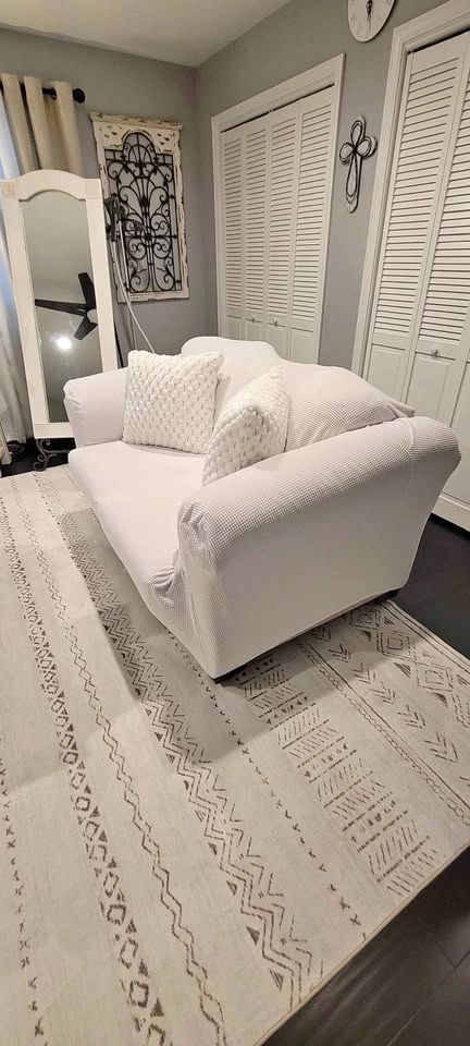 LOVESEAT - LIKE NEW
