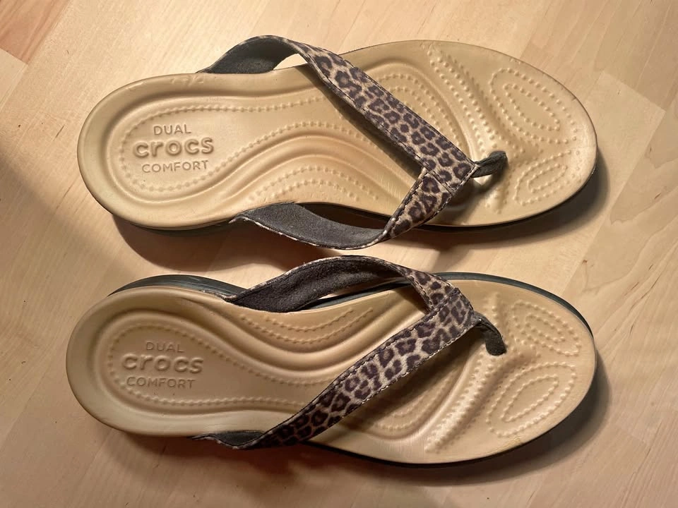 Crocs Capri V Tong Flip-Flops Leopard Print Strap Size US 6-7