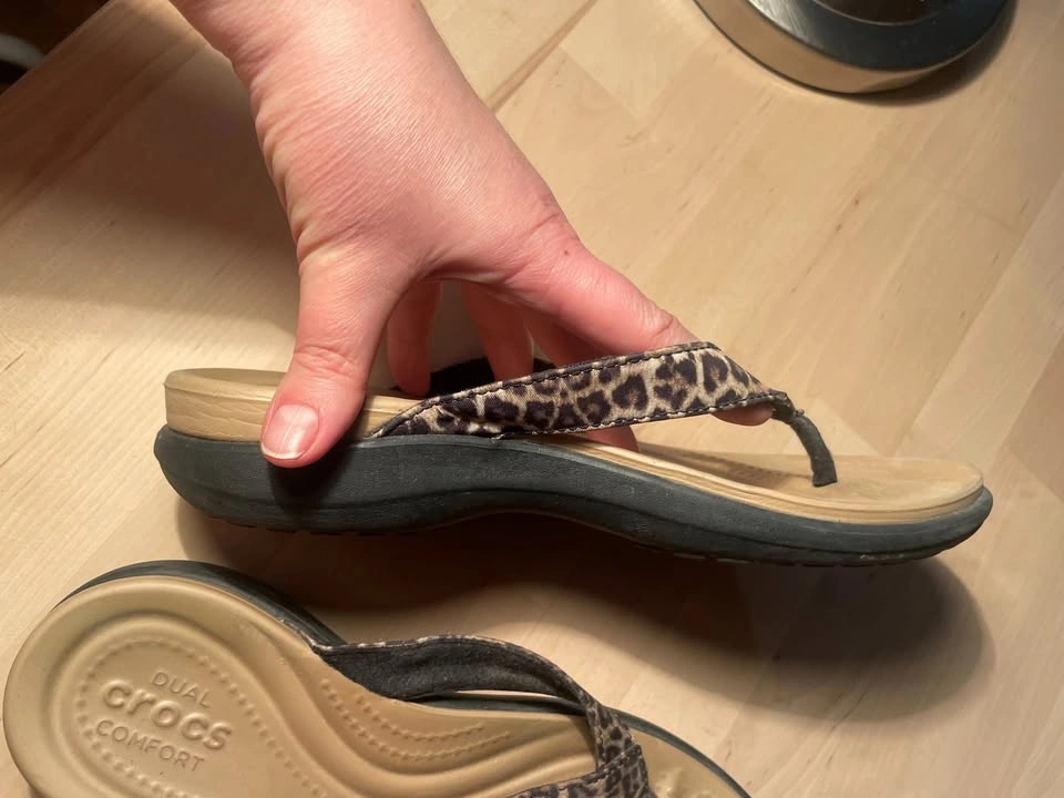 Crocs Capri V Tong Flip-Flops Leopard Print Strap Size US 6-7 - photo 2