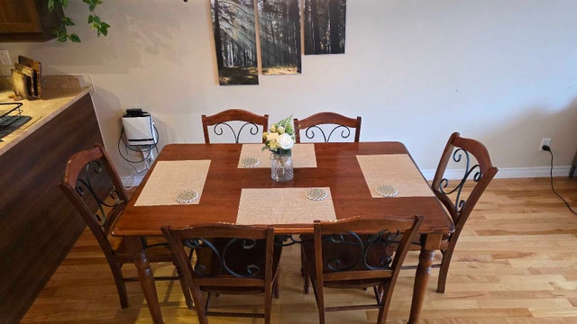 Beautiful Hard Wood Dining Table Set with Chairs - photo 3