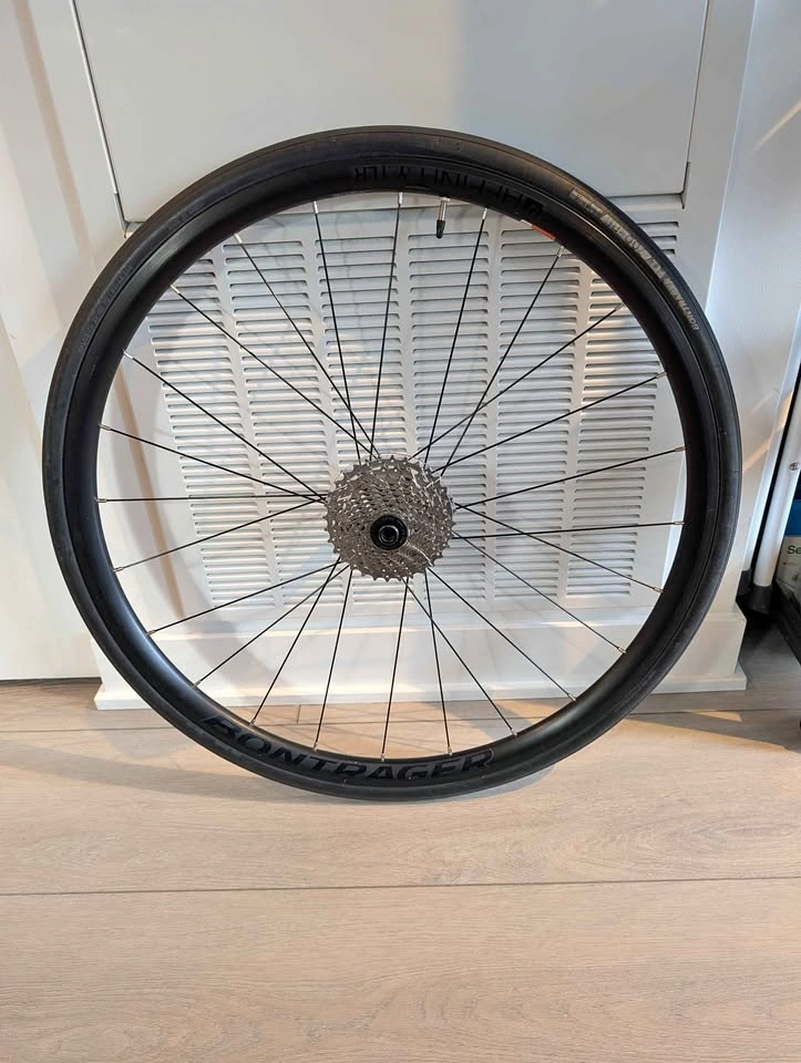 Bontrager Affinity TLR 700 Rear Wheel + 9 Speed Cassette + Tire