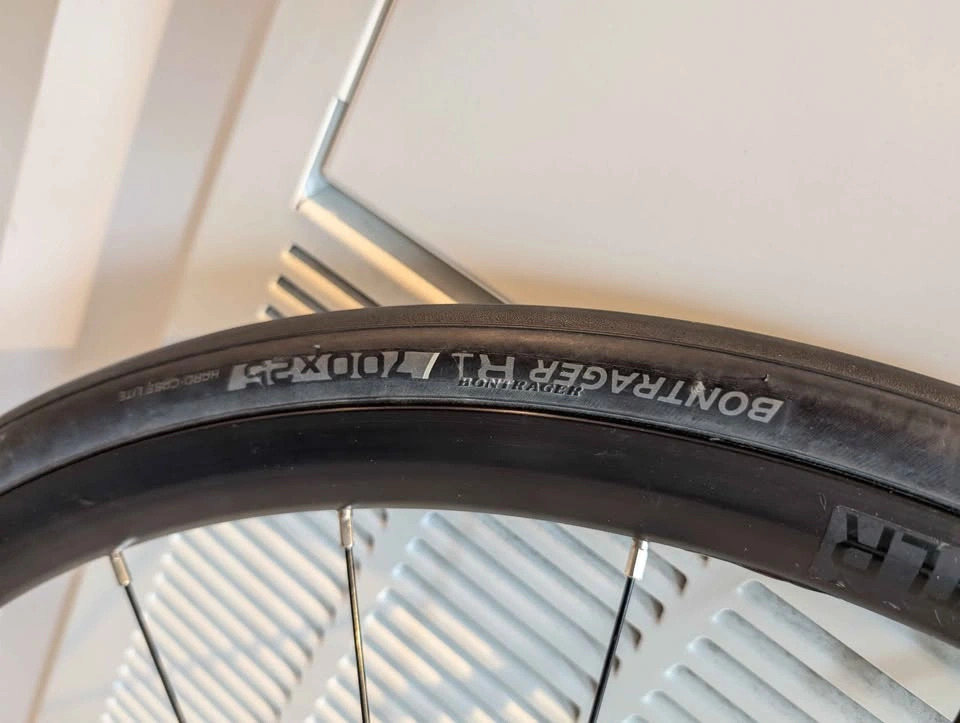 Bontrager Affinity TLR 700 Rear Wheel + 9 Speed Cassette + Tire - photo 2
