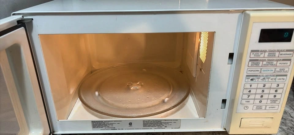 Microwave (moving sale) - photo 2