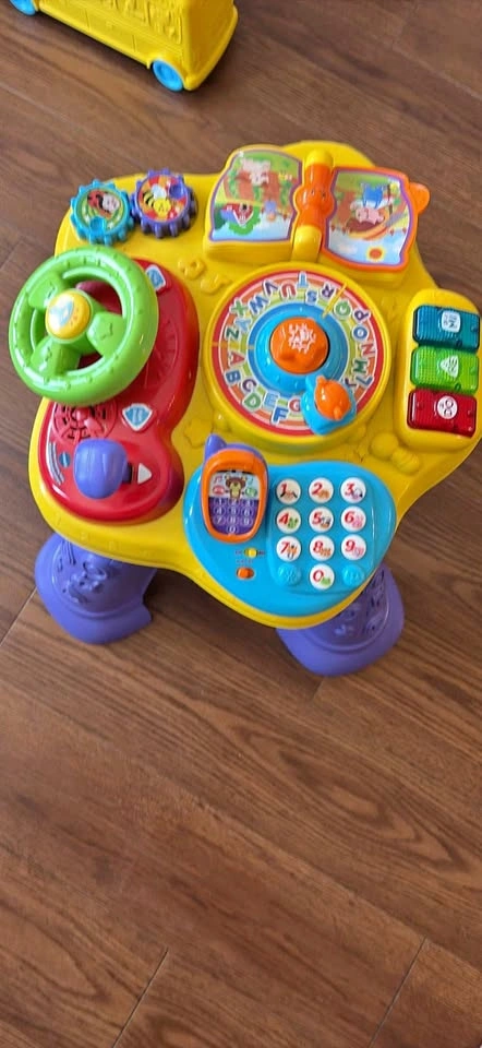 VTech Sit-to-Stand Learn and Discover Table (Moving Sale)
