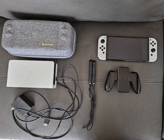 Nintendo Switch OLED - White - Excellent Condition + Case - photo 2