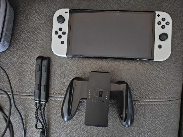 Nintendo Switch OLED - White - Excellent Condition + Case - photo 3
