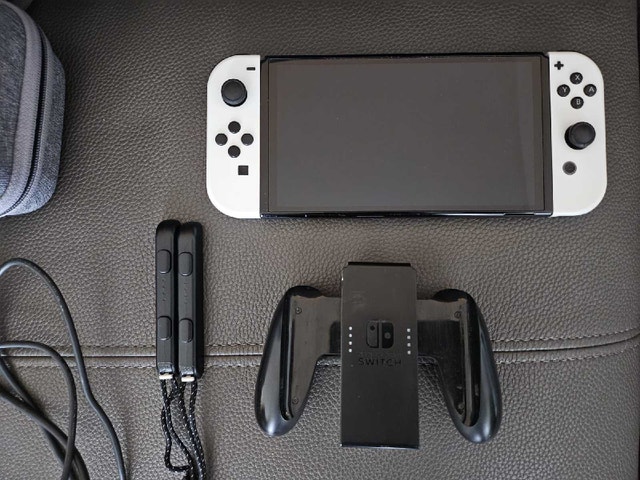 Nintendo Switch OLED - White - Excellent Condition + Case - photo 4