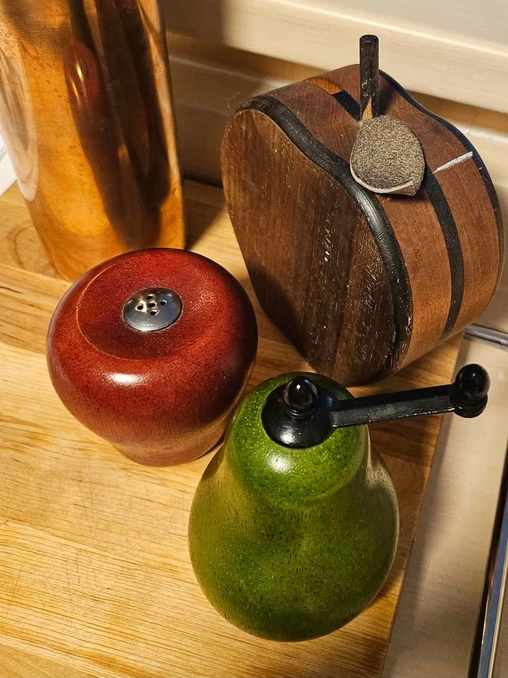 Vintage Wood Apple Salt Shaker & Pear Pepper Mill - photo 2