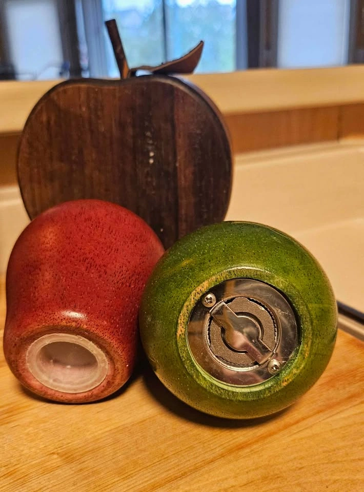 Vintage Wood Apple Salt Shaker & Pear Pepper Mill - photo 3