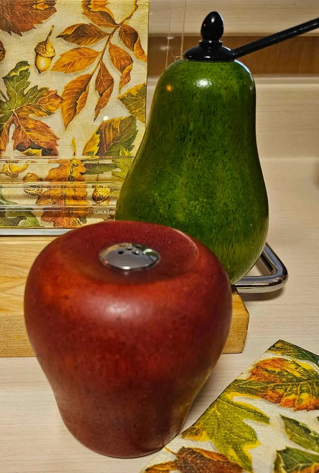Vintage Wood Apple Salt Shaker & Pear Pepper Mill - photo 4