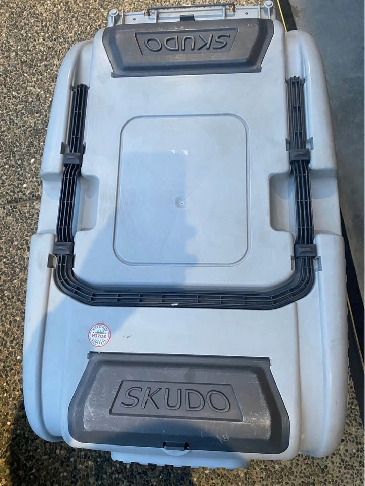 Skudo Pet Carrier - Barely Used - photo 2