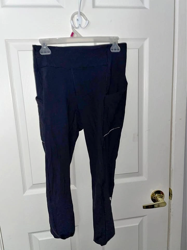Lulu Leggings with side & back Pockets, size 6