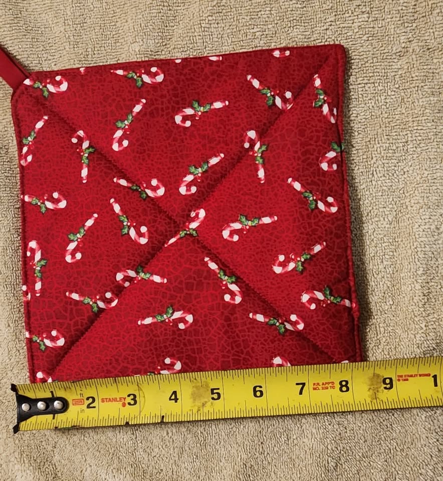 Pot holder - Red backing with candy cane design - photo 3