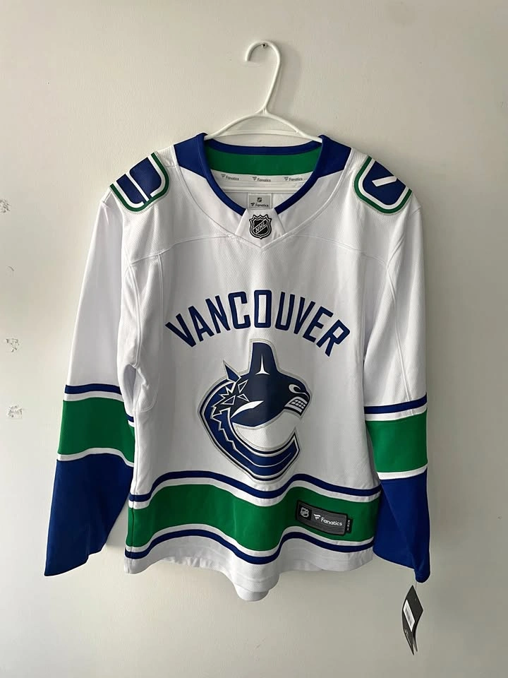 Vancouver Canucks Fanatics Men's Breakaway Jersey Size M NEW