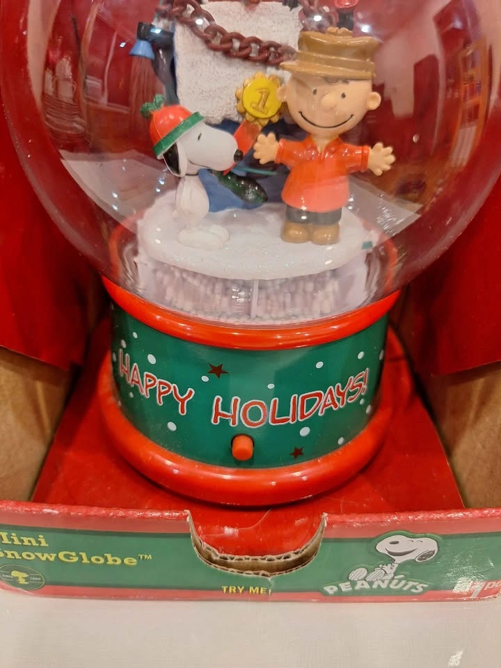 PEANUTS CHARLIE BROWN OH CHRISTMAS TREE MUSICAL GLOBE Snowing 10 - photo 2