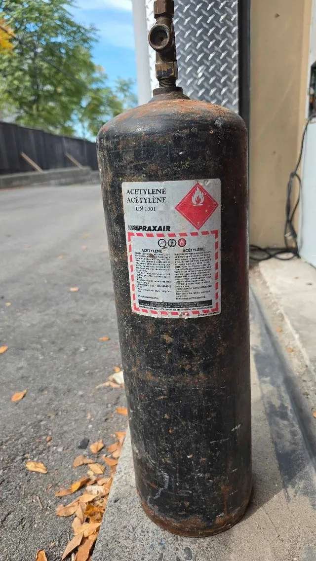 Praxair Acetylene Tank thumbnail