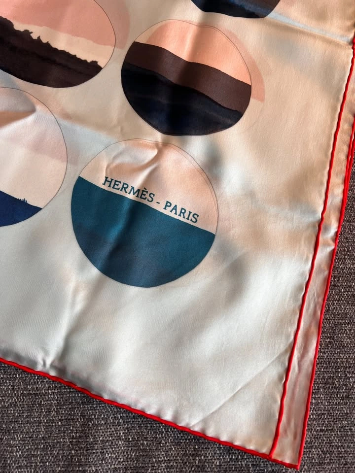 Hermes Silk 130cm x 130cm Shawl Scarf - Au Point Du Jour - photo 2