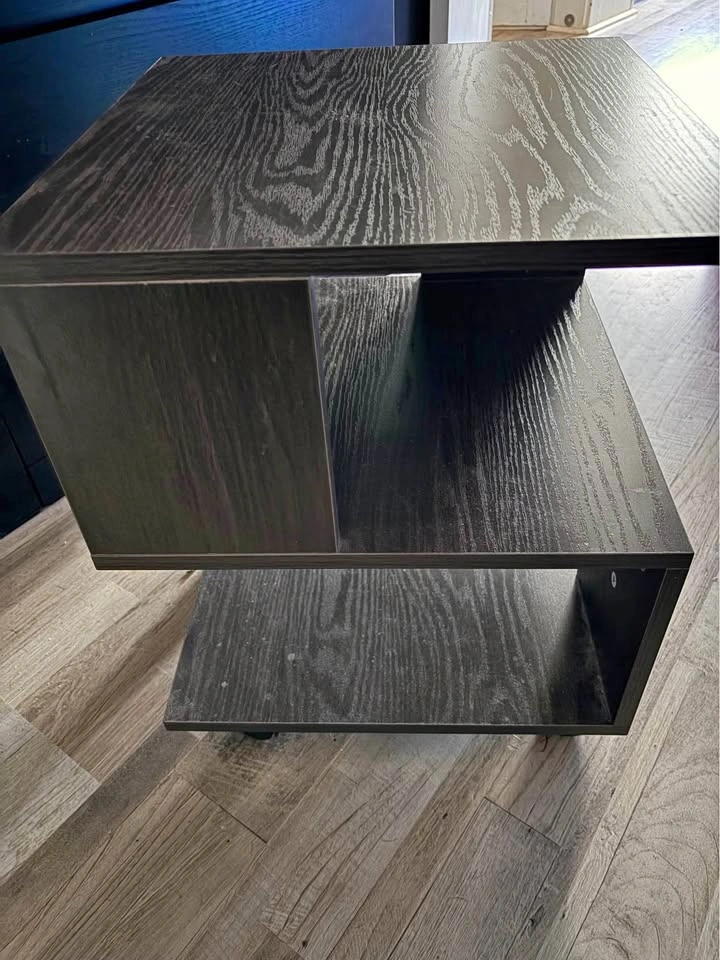 S shape end table with wheels