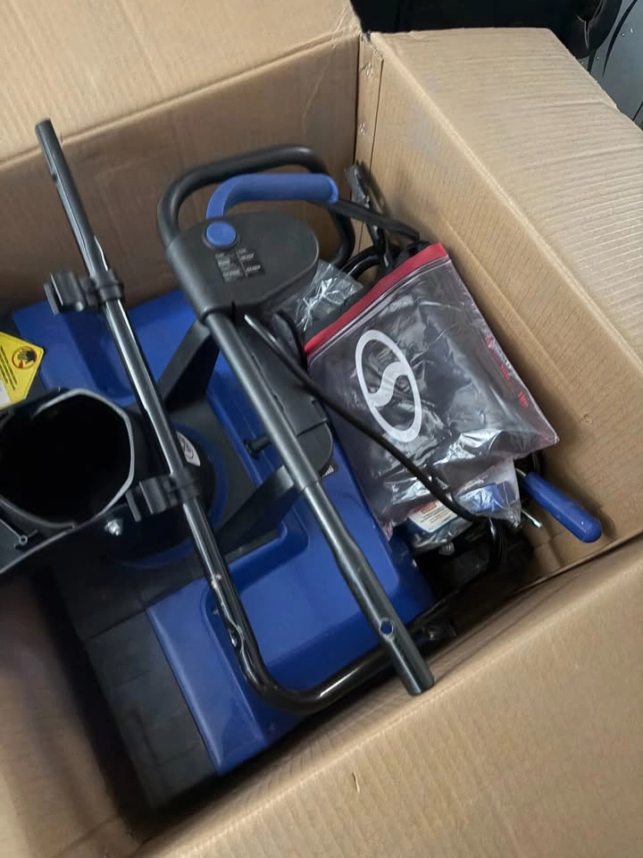 22" 15A SnowJoe Snowblower - photo 2