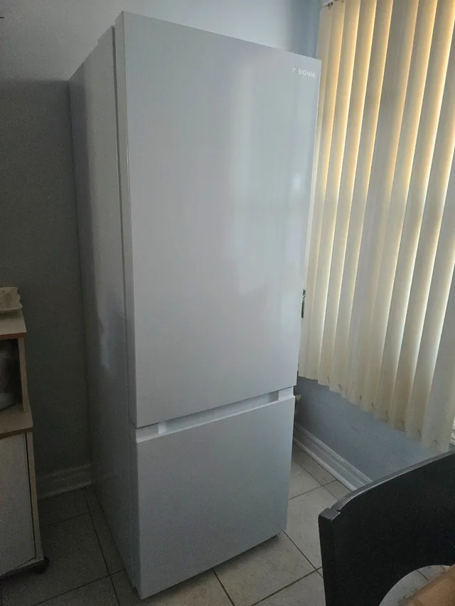 Insignia 24" 11.5 Cu. Ft Bottom Freezer Refrigerator thumbnail