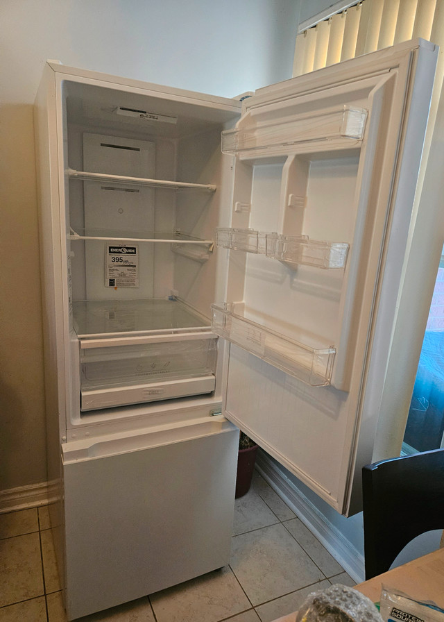 Insignia 24" 11.5 Cu. Ft Bottom Freezer Refrigerator - photo 2