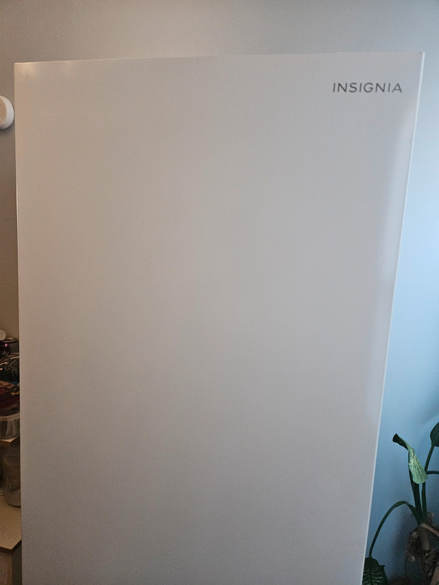 Insignia 24" 11.5 Cu. Ft Bottom Freezer Refrigerator - photo 3