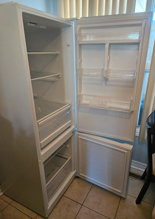 Insignia 24" 11.5 Cu. Ft Bottom Freezer Refrigerator - photo 5
