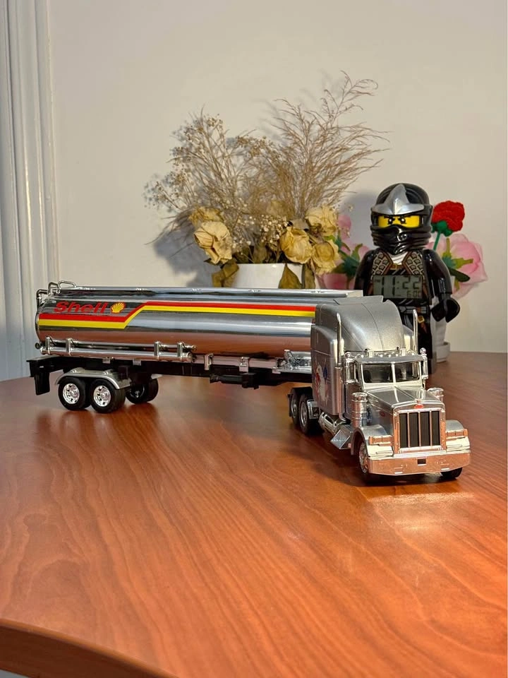 1:24 Scale Peterbilt Tanker Truck (Shell) - Diecast Model