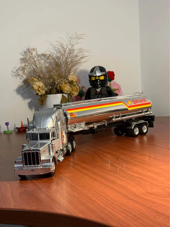 1:24 Scale Peterbilt Tanker Truck (Shell) - Diecast Model - photo 2